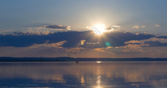 日落在湖上云图片