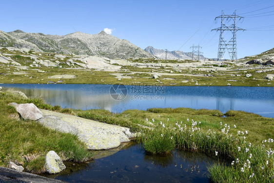 瑞士阿尔卑斯山上的圣哥达山口景图片