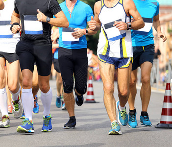 许多员的腿在马拉松比赛中在城市街图片