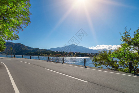 美丽的道路风景与湖泊和山脉景观背景旅行交通公路旅行图片