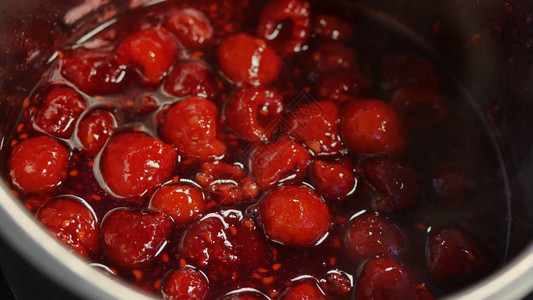 樱桃糖浆煮樱桃沸腾的覆盆子糖浆覆盆图片