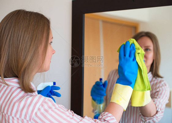 洗房子女人在房间图片