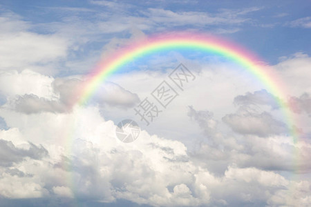 美丽的经典彩虹在雨后的蓝天上划过图片