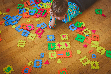 小男孩玩拼图教育和理念图片