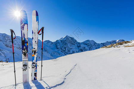 冬季滑雪山丘和滑雪后游设备在阳光明媚的日子里雪山顶上意大利索尔达图片