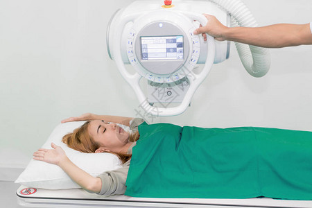 在医院X光室用放射科准备机器的X射线装置图片