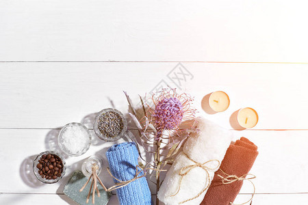 水疗产品浴盐干花薰衣草肥皂蜡烛和毛巾香薰棒背景图片
