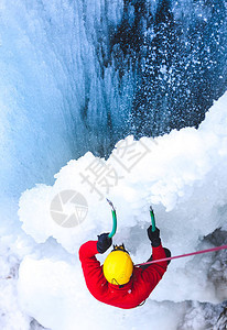 登山者攀爬冰封的瀑布图片