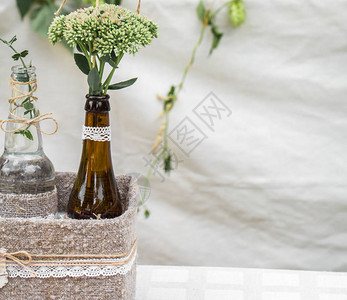 用瓶子和鲜花装饰婚礼庆祝和婚礼的概念图片