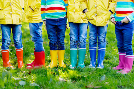穿着五颜六色的雨靴不同橡胶靴的儿童特写镜头秋季雨鞋图片