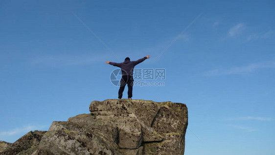 人类旅行者仰慕山上多彩的日落图片