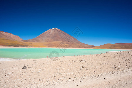 在前往玻利维亚旅游目的地UyuniSaltFlat的路上背景