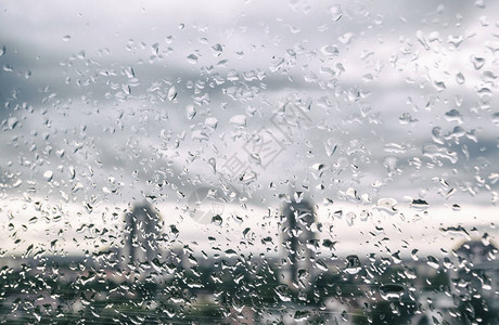 风雨在窗玻璃外的雨滴下背景图片