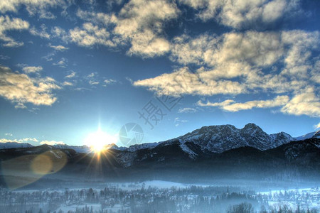 晨光中的冬季景观图片