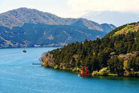 箱根神社红鸟居门和芦之湖海盗旅游船的顶视图海盗船是箱根最著名的旅游图片
