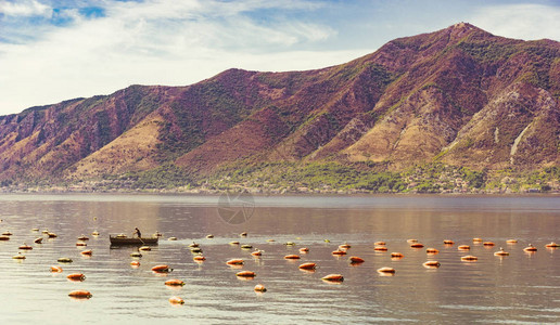 被山包围的海湾中图片