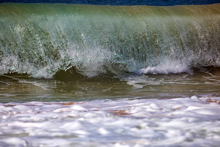 强大的波浪和海洋岸的冲浪图片