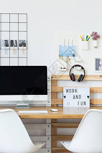 木制办公桌的两张白设计的椅子图片