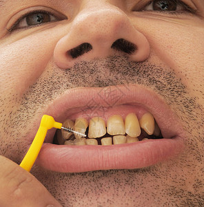 用刷子擦牙的人牙齿的牙科卫生图片