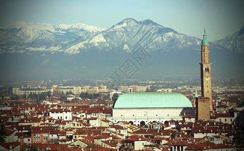 意大利维琴察市全景和名为BASILICAPARLADIA的纪念碑是梵高画作的展览地背景图片