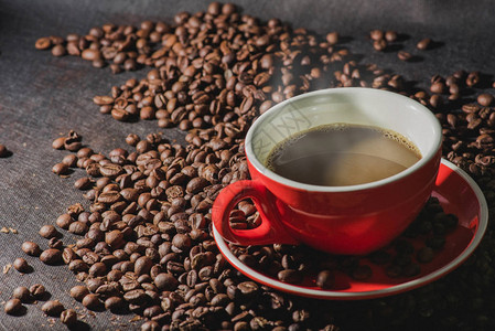 咖啡豆海报红色咖啡杯和咖啡豆的背景