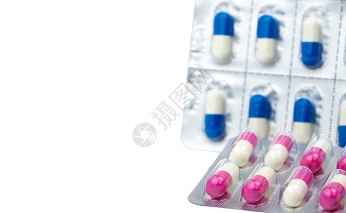 五颜六色的抗生素胶囊药丸在泡罩包装中图片