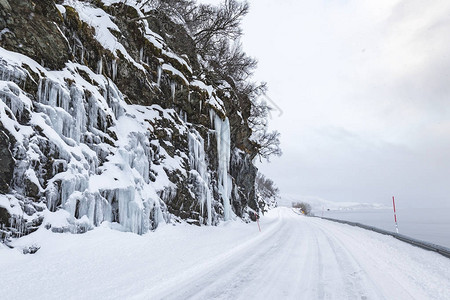 雪路附近的大冰面交通加在一起造成危险情图片