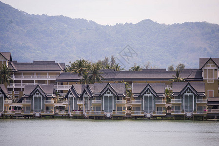 湖岸边的豪华别墅村庄图片