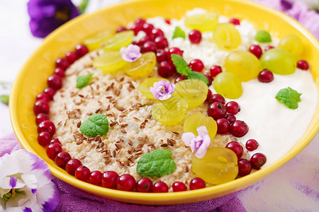 美味健康的燕麦片配葡萄酸奶和干酪健康的早餐健身食品图片