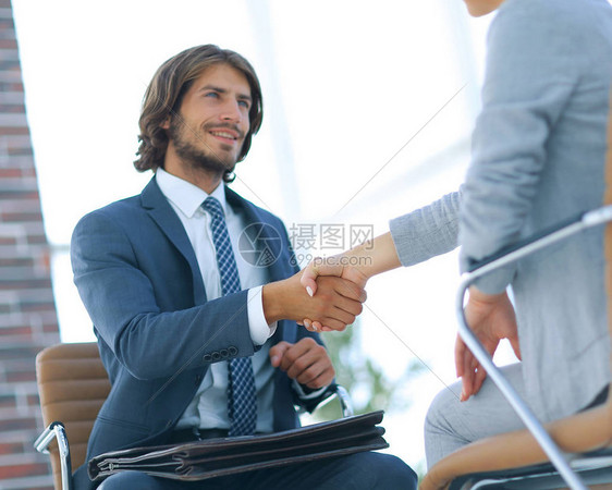 商务握手两个商人在办公室握手图片
