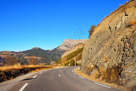拉克德塞雷庞孔附近法国阿尔卑斯山的路急剧转弯图片