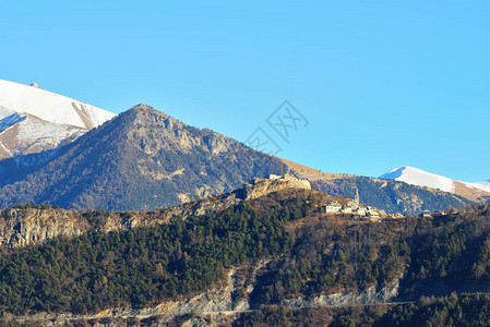 一个小山村在法国阿尔卑斯山前从Ecrins大规模背景图片