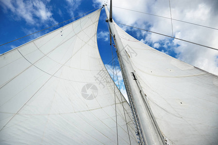在夏日向上看帆船的桅杆图片