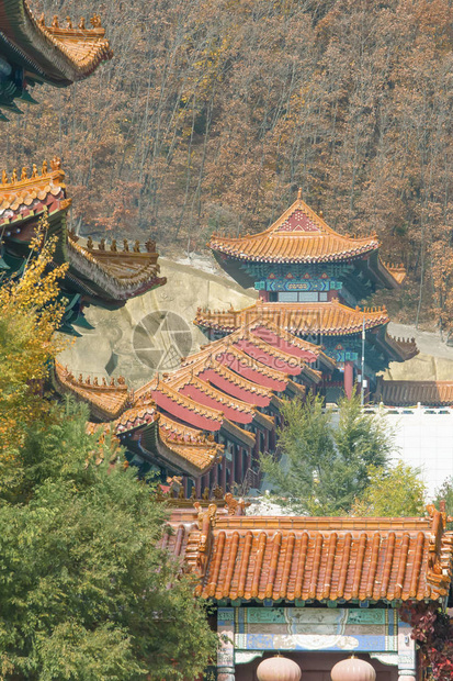 这座寺庙群位于风景如画的六顶山图片