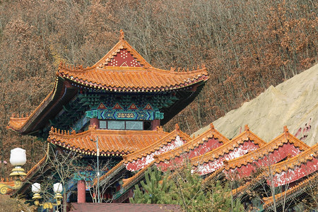 这座寺庙群位于风景如画的六顶山图片