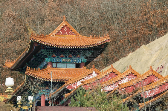 这座寺庙群位于风景如画的六顶山图片