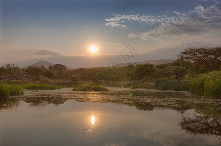 望非洲湖的山峰卢图片