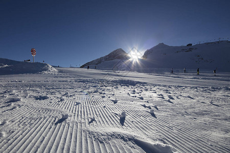 高山滑雪阿尔卑斯山的滑雪道美丽的高图片