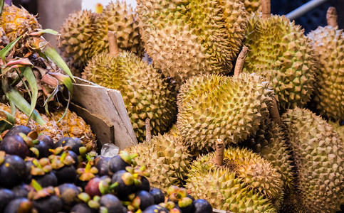 泰国对面市场上的芒果和菠萝图片