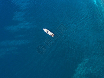 漂浮在透明海面上的停泊船的鸟瞰图潜水放松和暑假法国里维埃拉图片