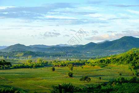 蓝天白云的乡村景色在山的美丽的夏天风景日出图片