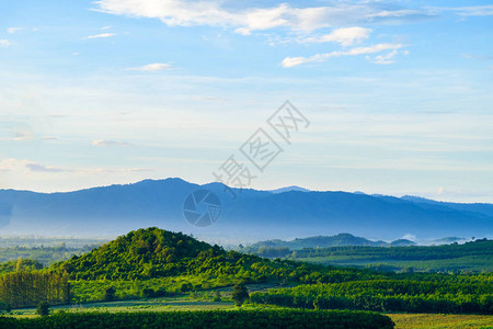 蓝天白云的乡村景色在山的美丽的夏天风景日出图片