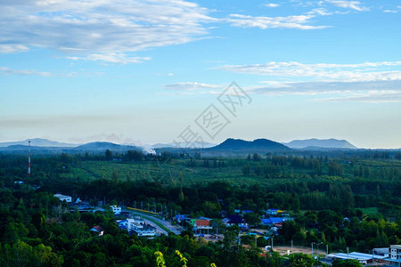 蓝天白云的乡村景色在山的美丽的夏天风景日出图片