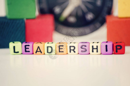 商业成功和激励概念用LEADERSHIP一词切块立方体图片