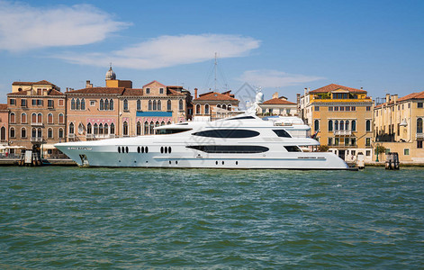 意大利威尼斯运河上美丽的建筑和游艇的景象图片