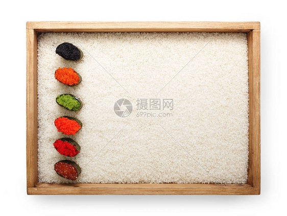 白稻背景和纹理复制空间隔离的木形架上带彩色鱼子酱的寿图片