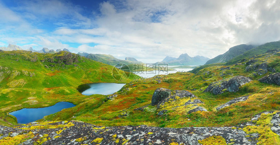 挪威的阳光日挪威山脉的绿谷洛福顿岛美丽的景色和山地湖泊图片