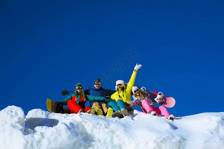 有滑雪板的年轻人图片