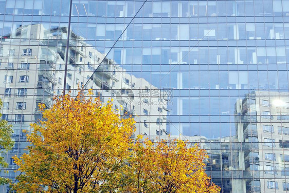 现代商业办公室大楼窗户重复式模蓝色玻璃外面有几何线阳图片