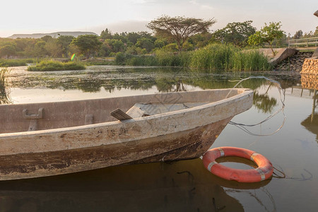 非洲湖有船日落卢图片